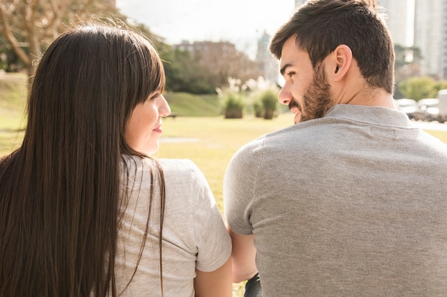 Vue arrière, de, jeune couple, regarder, autre, dans parc Photo gratuit