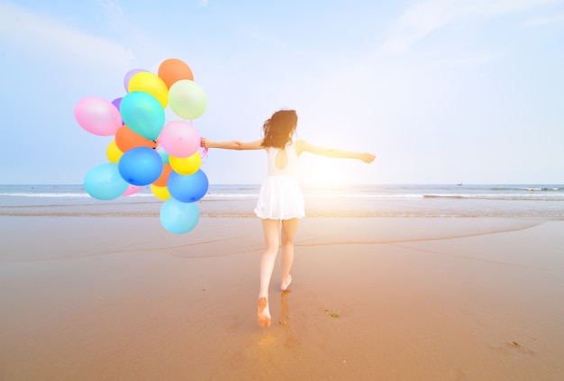 Vue Arriere De La Jeune Femme Celebre Son Anniversaire Sur La Plage Photo Gratuite