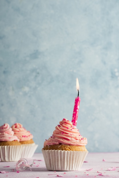 Vue Avant Du Cupcake D Anniversaire Avec Copie Espace Et Bougie Allumee Photo Gratuite