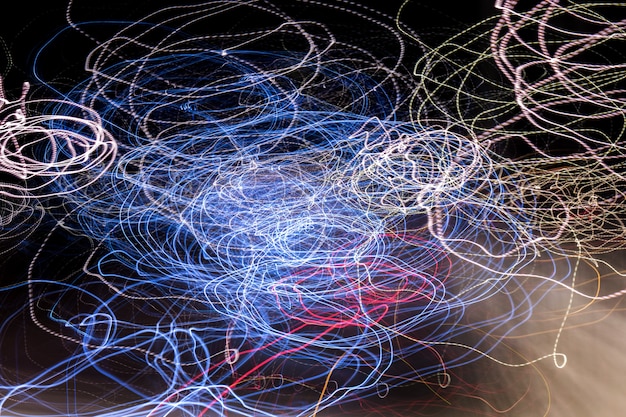 Vue d'une composition abstraite de lumières floues sur la rue en déplaçant ou en secouant la caméra. Photo Premium