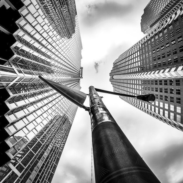 Vue En Contre Plongee En Niveaux De Gris D Immeubles De Grande Hauteur Dans Le Quartier Financier De Toronto Canada Photo Gratuite