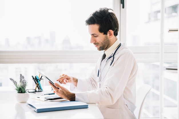 Vue côté, de, a, médecin, utilisation, tablette numérique, dans, clinique Photo gratuit