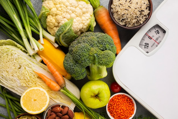 Vue de dessus de la balance et de l'épicerie Photo gratuit