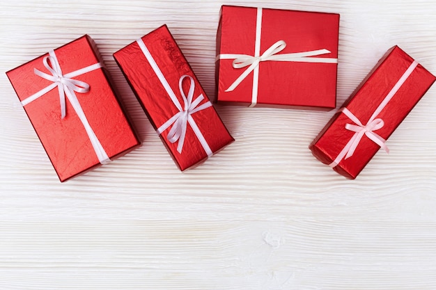 Vue de dessus de boîtes à cadeaux rouges. espace de copie. vue de dessus. cadeaux pour la saint valentin, la fête des femmes, un anniversaire ou une fête. Photo Premium