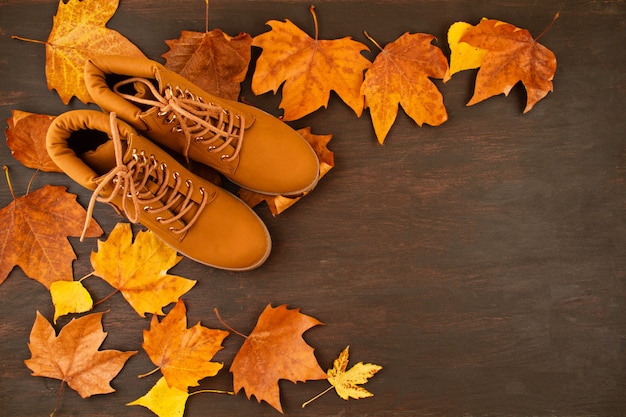 Vue De Dessus Sur Les Bottes D'automne Orange Et Les Feuilles D'automne Photo Premium