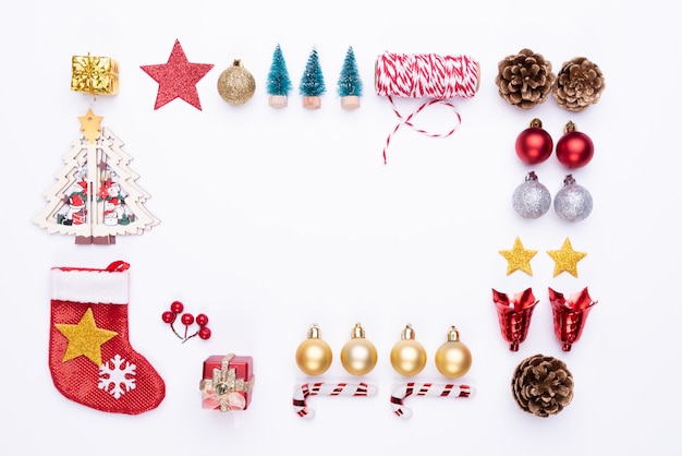 Vue de dessus de chaussette rouge de boîte de cadeau de noël avec des branches d'épinette, pommes de pin sur blanc backgrou Photo Premium