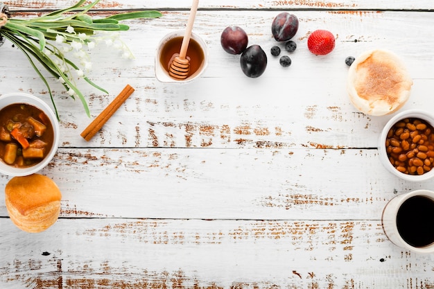 Vue de dessus collection de menu du petit déjeuner avec fond Photo gratuit