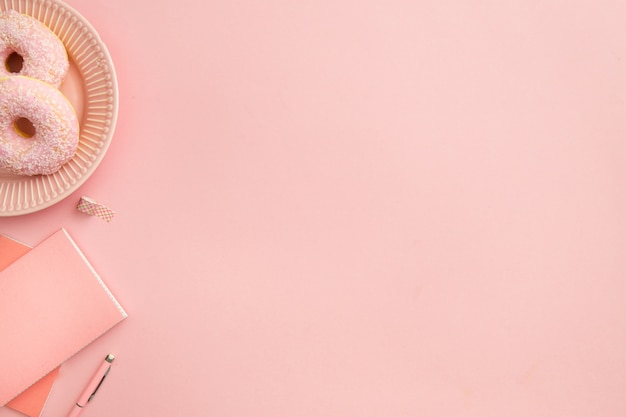 Vue De Dessus Composition De Lieu De Travail Rose Avec Espace Copie Photo gratuit