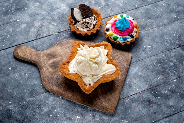 Vue De Dessus Delicieux Gateau Cremeux En Forme D Etoile Avec Des Gateaux Aux Biscuits Sur La Table Lumineuse Gateau Biscuit Creme The Sucre Photo Gratuite