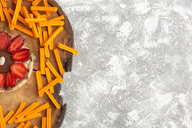 Vue De Dessus Du Biscuit Aux Fraises Avec Biscottes Orange Sur Le Bureau En Bois Et Gateau De Surface Legere Dessert Sucre Aux Fruits Au Sucre Cuire Au Four Photo Gratuite