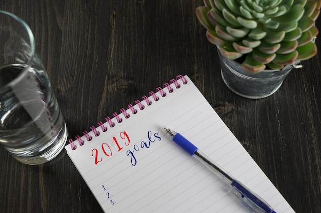 Vue de dessus du cahier avec objectifs de texte 2019 et liste de tâches avec espace de copie Photo Premium