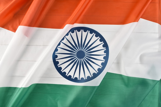 Vue de dessus du drapeau national de l'inde sur un fond en bois blanc. jour de l'indépendance indienne. Photo Premium