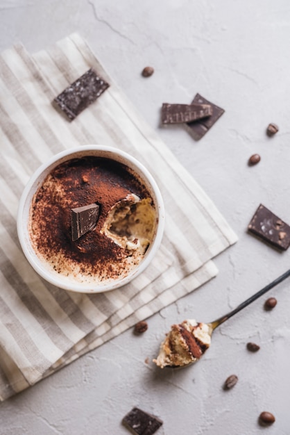 Une vue de dessus du gâteau au chocolat crème d'orignal servi dans un bol blanc Photo gratuit