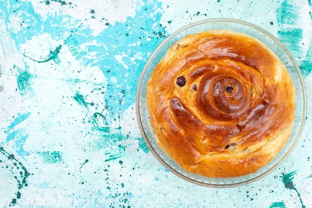 Vue De Dessus Du Gateau Aux Cerises Entier Avec Des Cerises A L Interieur D Une Casserole En Verre Sur Bleu Clair Gateau Cuire Au Four Sucre Sucre Photo Gratuite