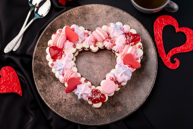 Vue De Dessus Du Gateau En Forme De Coeur De La Saint Valentin Sur La Plaque Photo Gratuite