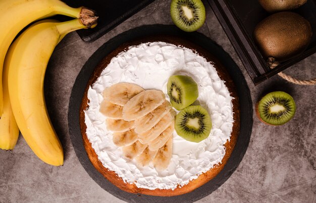 Vue De Dessus Du Gateau Avec Des Tranches De Banane Et De Kiwi Photo Gratuite