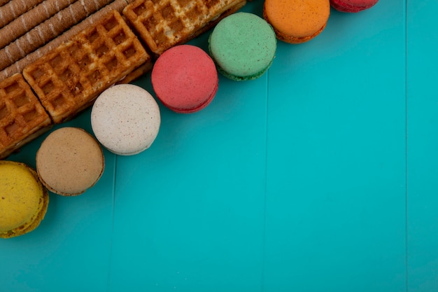 Vue De Dessus Du Modele De Biscuits Et De Gateaux Croustillants Sur Fond Bleu Photo Gratuite