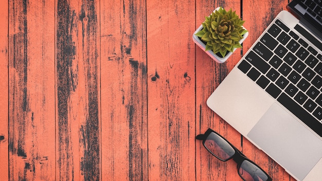 Vue de dessus de l'espace de travail avec ordinateur portable, fond avec fond Photo Premium