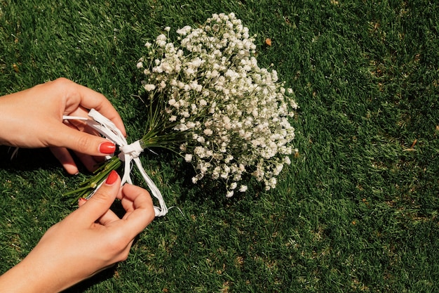 Vue de dessus des fleurs avec les mains Photo gratuit