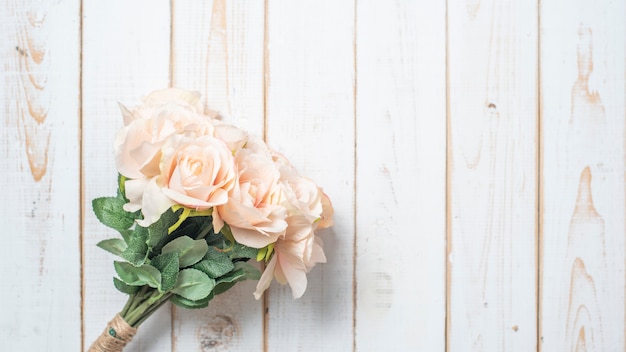 Vue de dessus des fleurs de mariage sur fond de bois blanc Photo Premium