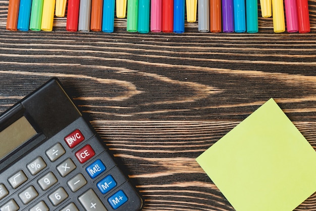 Vue de dessus des fournitures scolaires et de bureau Photo Premium