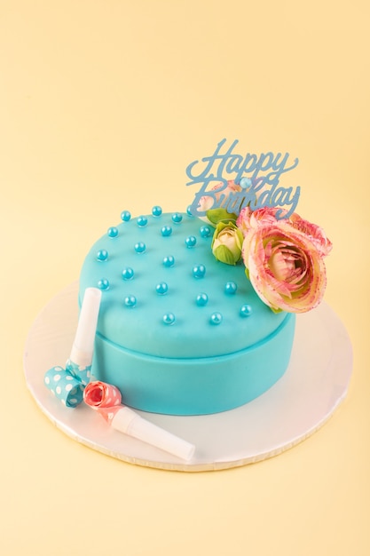 Une Vue De Dessus Gateau D Anniversaire Bleu Avec Fleur Sur Le Dessus Sur Le Bureau Jaune Couleur De Gateau D Anniversaire Fete Celebration Photo Gratuite