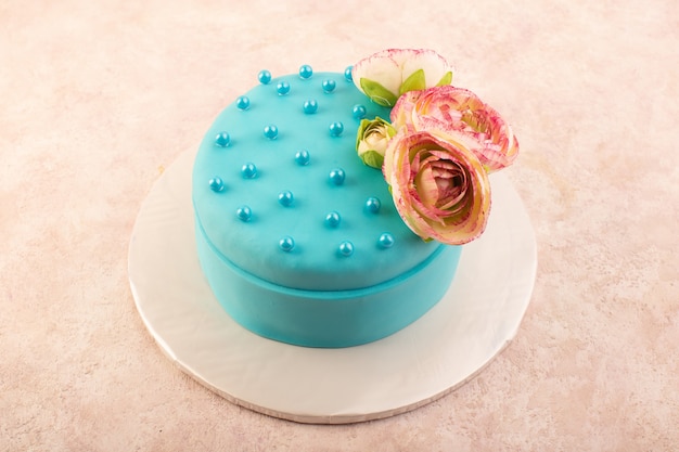 Une Vue De Dessus Gateau D Anniversaire Bleu Avec Fleur Sur Le Dessus Sur Le Bureau Rose Couleur De Gateau D Anniversaire Fete Celebration Photo Gratuite