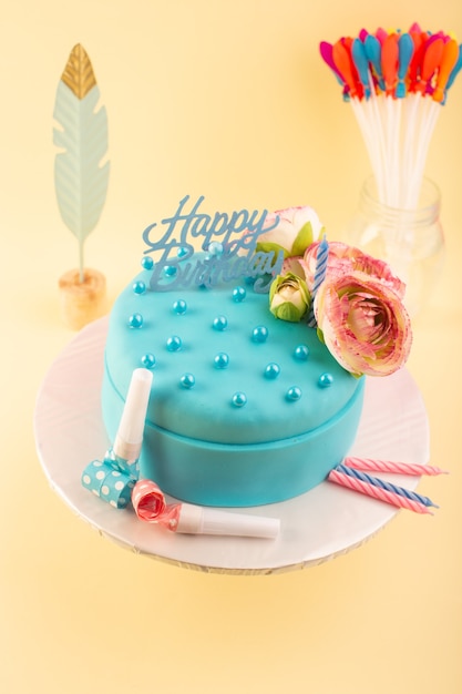 Une Vue De Dessus Gateau D Anniversaire Bleu Avec Fleur Sur Le Dessus Sur Le Gateau D Anniversaire De Fete De Celebration De Bureau Jaune Photo Gratuite