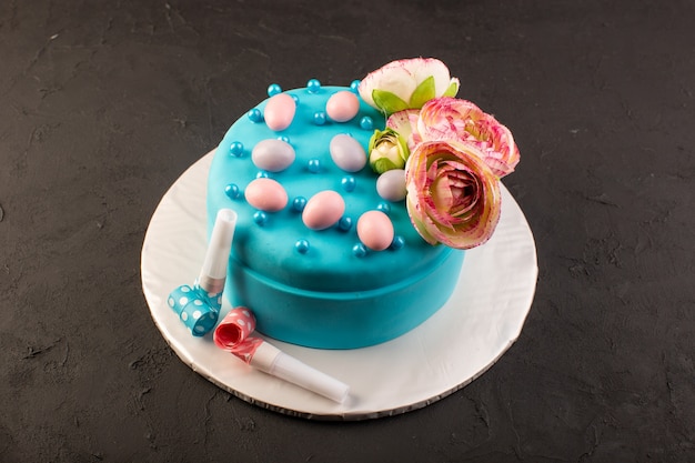 Une Vue De Dessus Gateau D Anniversaire Bleu Avec Fleur Sur Le Dessus Sur Le Gris Bureau Celebration Fete Anniversaire Couleur Gateau Photo Gratuite