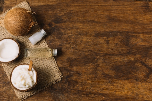 Vue de dessus huile de noix de coco et noix avec copie espace Photo gratuit