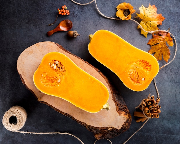 Vue de dessus, moitiés de courge musquée sur table Photo gratuit
