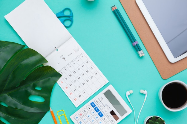 Vue de dessus plat poser de bureau espace de travail style design fournitures de bureau avec calendrier Photo Premium