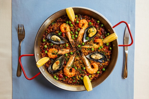 Vue De Dessus Sur Plat De Riz National Espagnol Paella Aux Fruits De Mer Dans Une Casserole Photo Premium