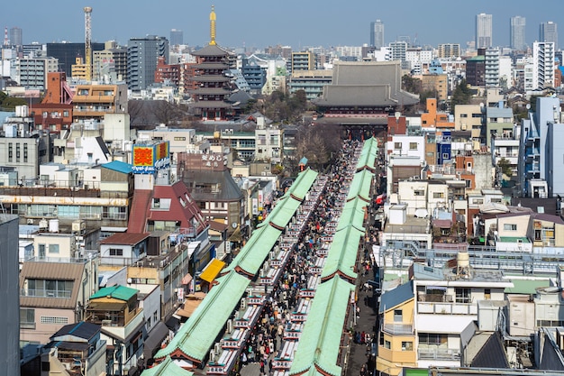 Vue de dessus de la rue commerçante nakamise à asakusa et du temple sensoji à asakusa Photo Premium
