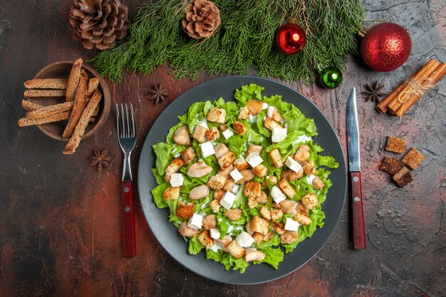 Vue De Dessus Salade César Sur Plaque Ovale Fourchette Couteau Bol Avec Croûte Séchée Arbre De