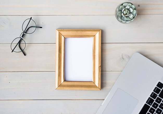 Vue de dessus de table avec cadre vide Photo gratuit