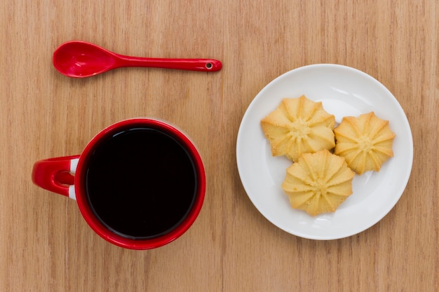 Vue de dessus tasse de café avec des biscuits Photo gratuit