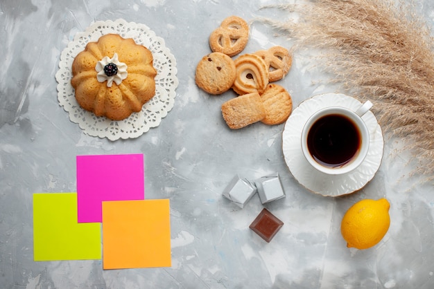 Vue De Dessus De La Tasse De The Chaud Avec Petit Gateau Au Chocolat Au Citron Et Biscuits Sur La Lumiere Biscuit Bonbons Au The Au Chocolat Biscuit Doux Photo Gratuite