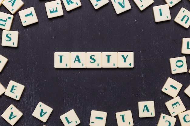 Vue de dessus d'un texte savoureux fabriqué à partir de lettres de jeu de scrabble Photo gratuit