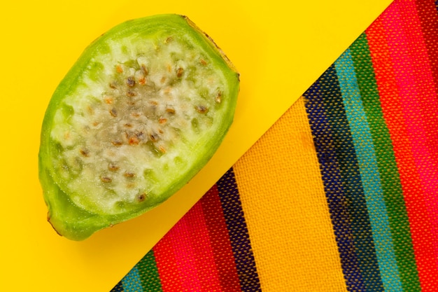 Vue de dessus de tranche de fruit de cactus sur fond jaune Photo gratuit