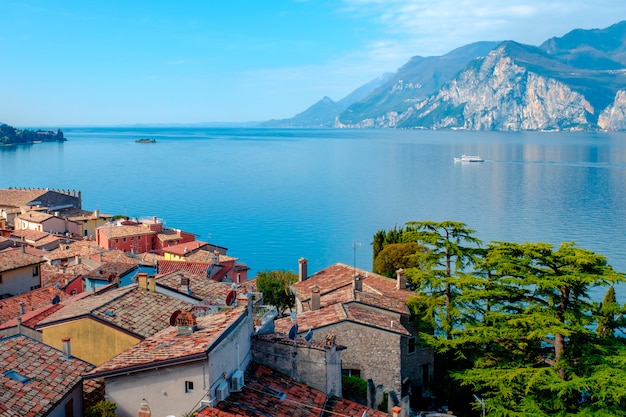 Vue Du Lac De Garde Depuis La Tour Dans La Ville De Malcesine Italie Une Vue Sur Les Toits De Tuiles De La Ville Italienne Lac De Garde Riva Del Garda