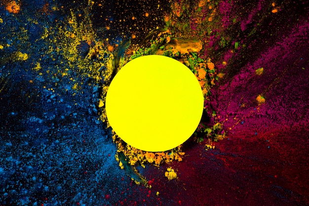 Vue en élévation du cadre circulaire jaune recouvert de couleurs sèches holi Photo gratuit