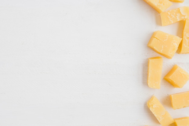 Une vue en élévation de tranches de fromage cheddar sur fond blanc Photo gratuit