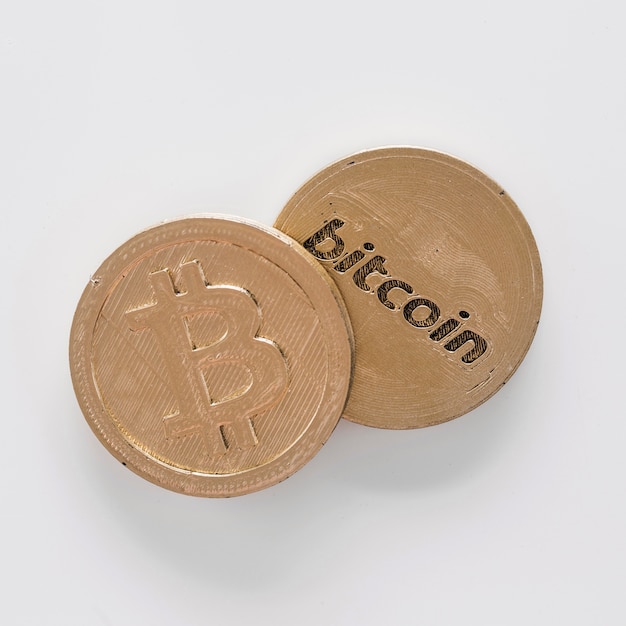 Vue élevée de deux bitcoins sur fond blanc Photo gratuit