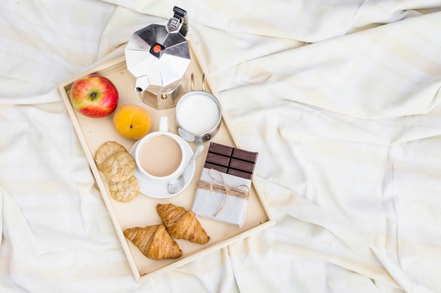 Vue élevée du petit déjeuner sur une couverture froissée Photo gratuit
