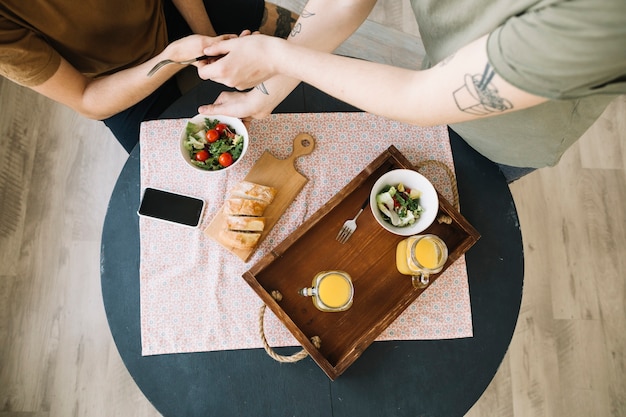 Vue élevée, de, petit déjeuner, et, téléphone portable, sur, table, devant, hommes Photo gratuit