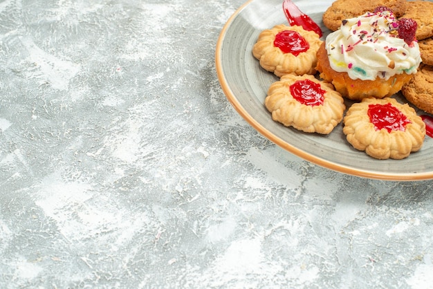 Vue De Face De Delicieux Biscuits Au Sable Avec Biscuits Et Gateau A La Creme Sur Un Espace Blanc Photo Gratuite