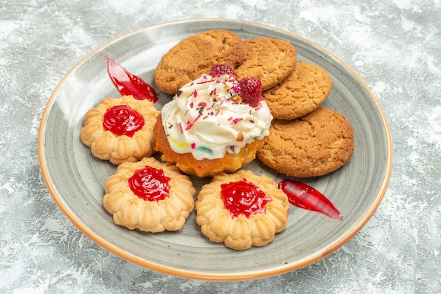 Vue De Face De Delicieux Biscuits Au Sable Avec Biscuits Et Gateau A La Creme Sur Un Espace Blanc Photo Gratuite