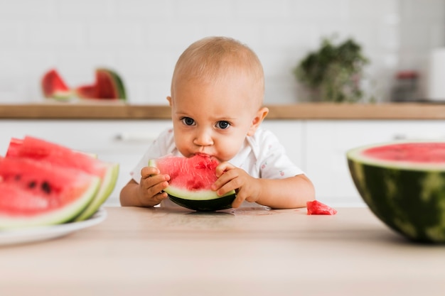 Vue De Face Du Beau Bebe Mangeant De La Pasteque Photo Gratuite