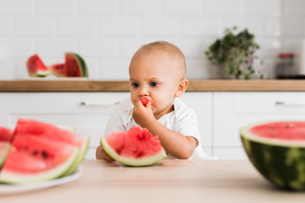 Vue De Face Du Beau Bebe Mangeant De La Pasteque Photo Gratuite